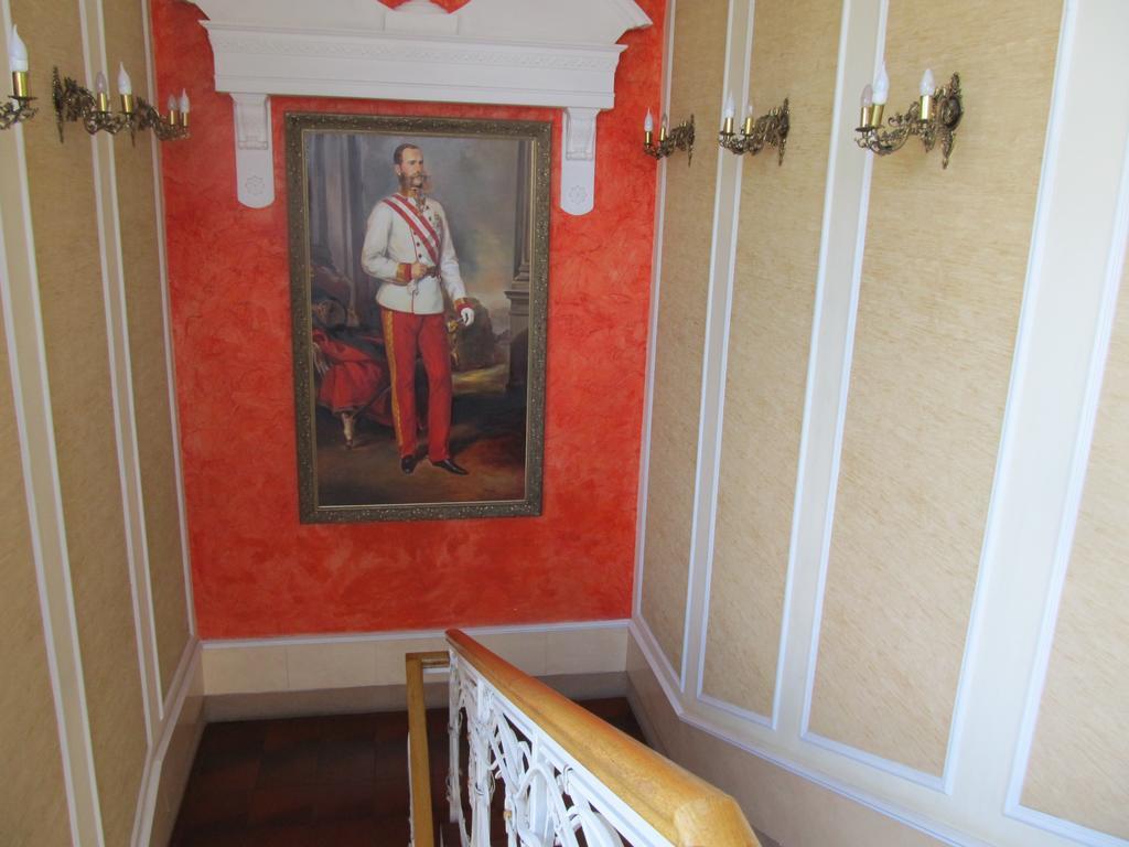 Kaiser Hotel Чернивци Екстериор снимка