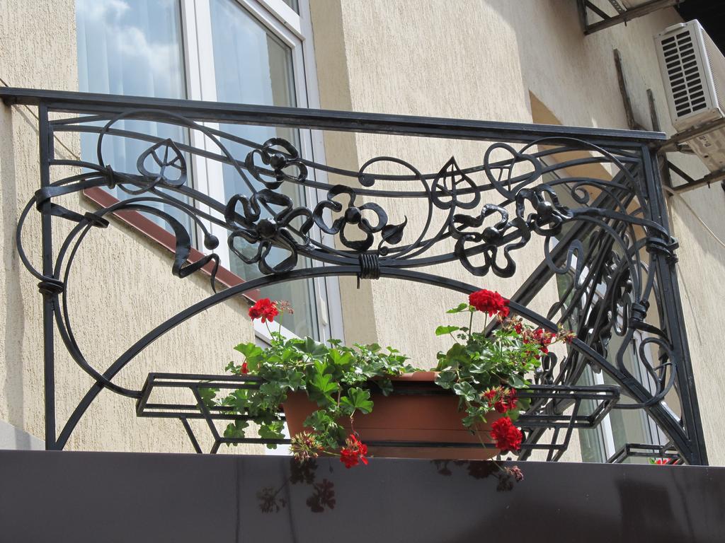 Kaiser Hotel Чернивци Екстериор снимка