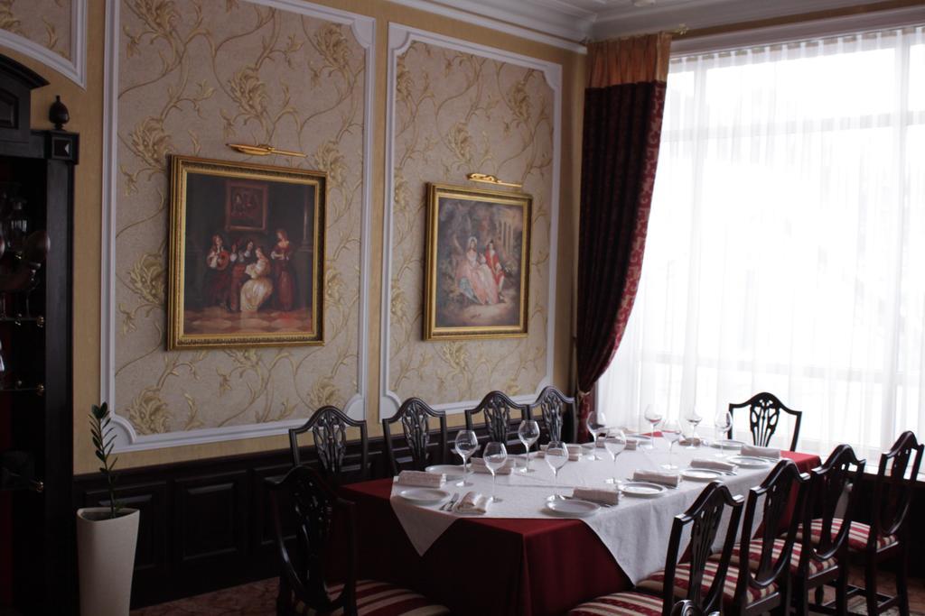 Kaiser Hotel Чернивци Екстериор снимка