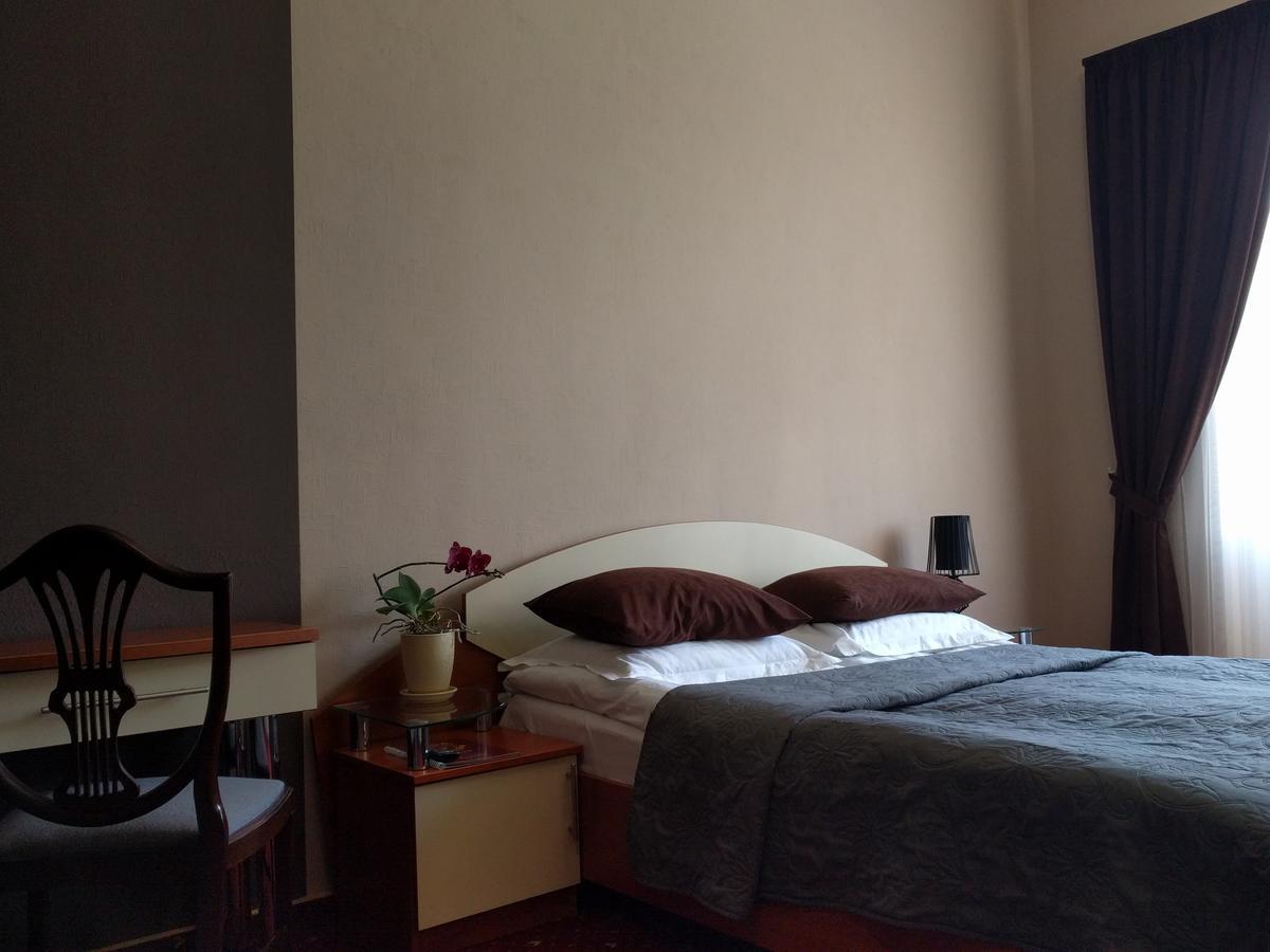 Kaiser Hotel Чернивци Екстериор снимка